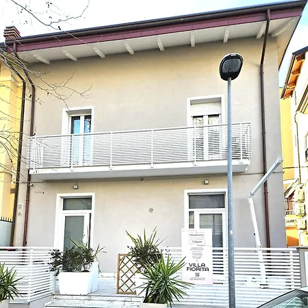 Diffusi Di Fiorita Con Accesso Alle Piscine Della Principale *